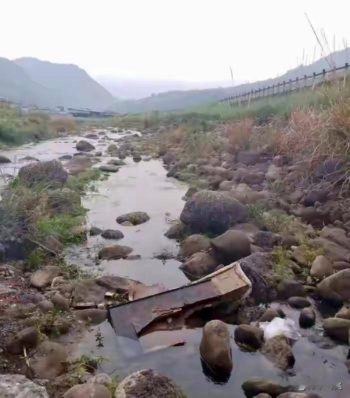 重庆巫溪县堂兄弟三人钓鱼时突遇涨水失联，至今已近两年，三个人音信全无，活不见人死