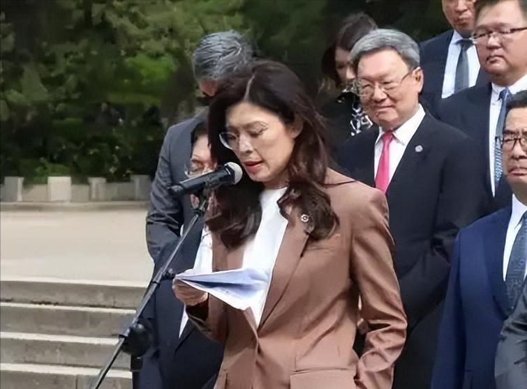 很多人看不懂这次大陆的一手“明牌”，彻底把台海这盘棋下绝了。明明知道郑丽文手里没