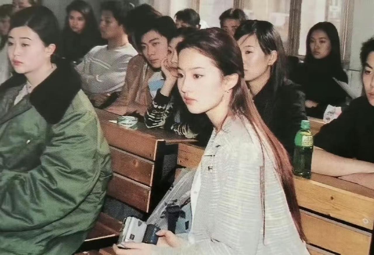 谁能想到，仙气飘飘的刘亦菲和硬汉朱亚文，居然是北电同班同学！
 
2005年的课