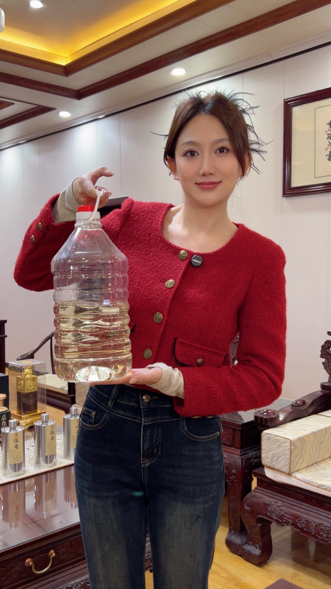 活到老学到老，学习调酒的一天[鼓掌]
酱香酒需要7个轮次互相融合，加入各个年份的