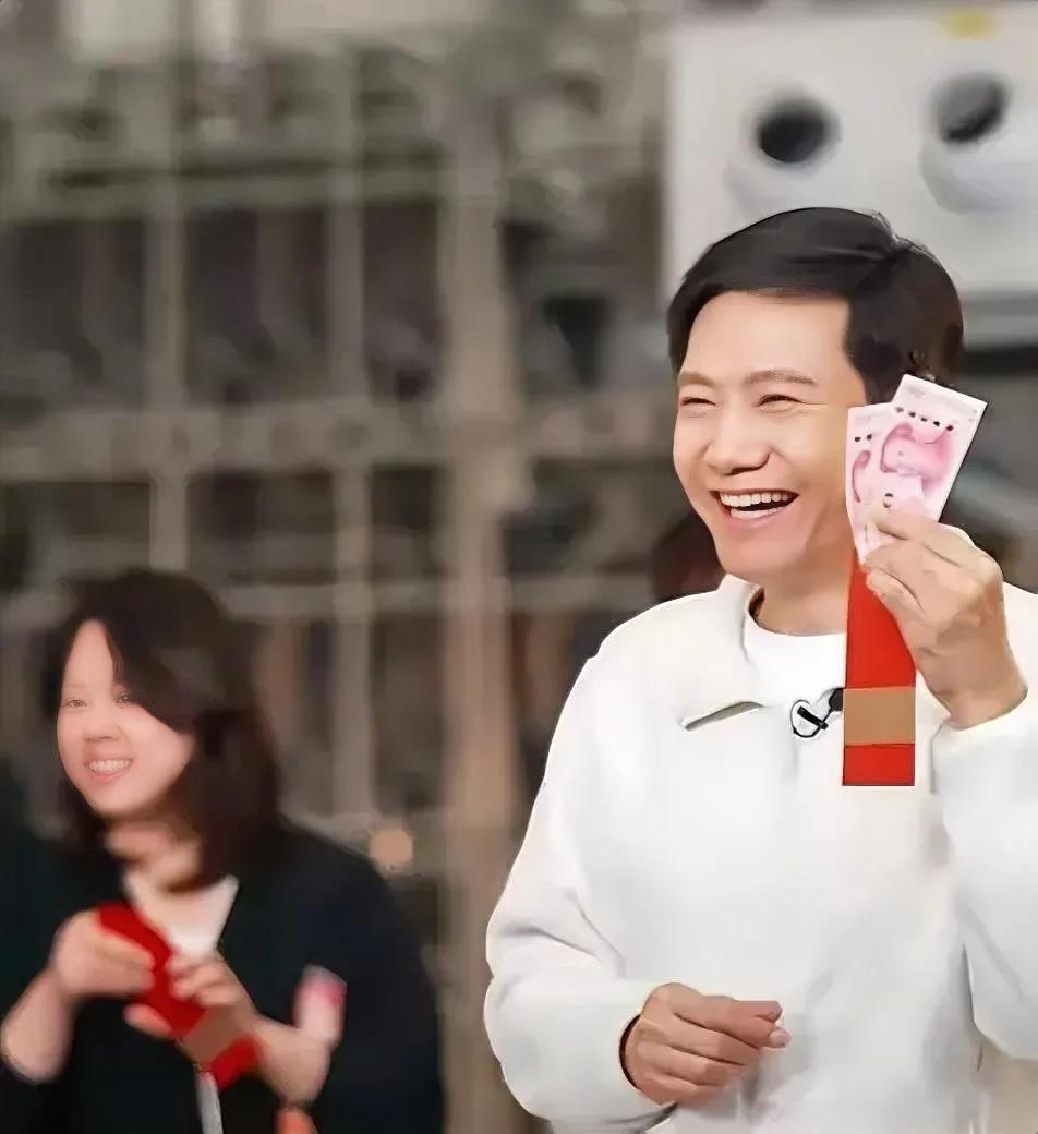 雷军亲临小米工厂，跨年夜倾情直播逾四小时，不仅与粉丝共度佳节，还意外收获了200