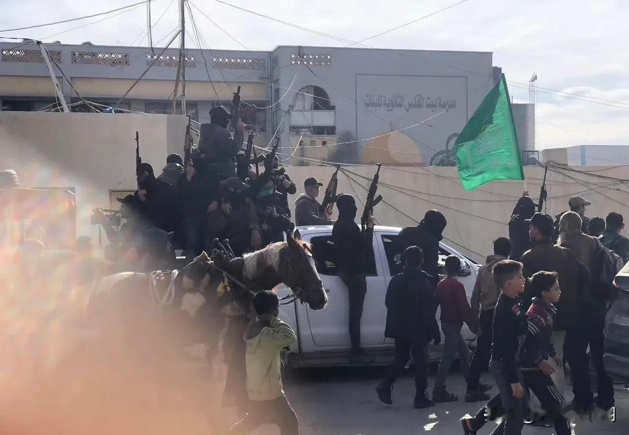 加沙地区哈马斯士兵开始上街游行庆祝

随着巴以正式停火，以色列军队正式撤出加沙，