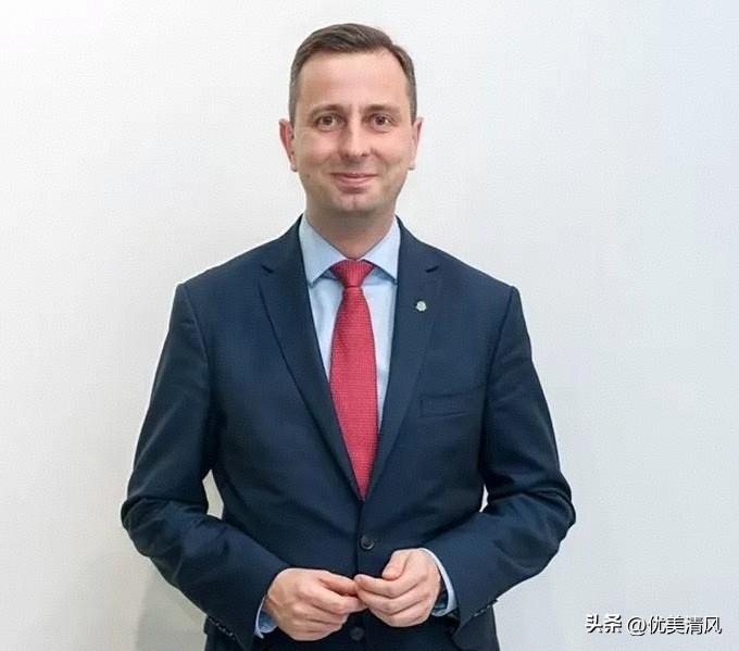 新消息！
波兰国防部长宣布了:
3月20日，波兰国防部长瓦迪斯瓦夫·科西尼亚克-