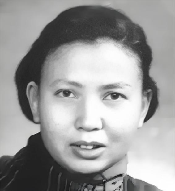 1941 年，21 岁的女战士莫林被活埋前，敌人竟突然问：“你认识莫林吗？” 莫