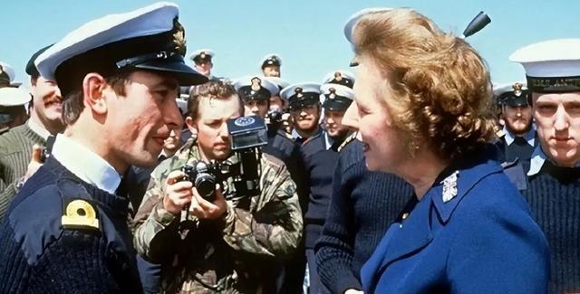 1982年，两位英国少女用“掀起短裙露出内裤”的方式，来迎接刚刚在马岛战争中胜利