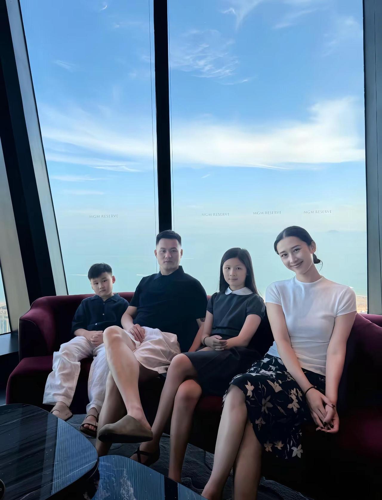 一个女人如果有点智慧，就会明白，男人身上有两样东西才是最珍贵无比的：一是责任心强