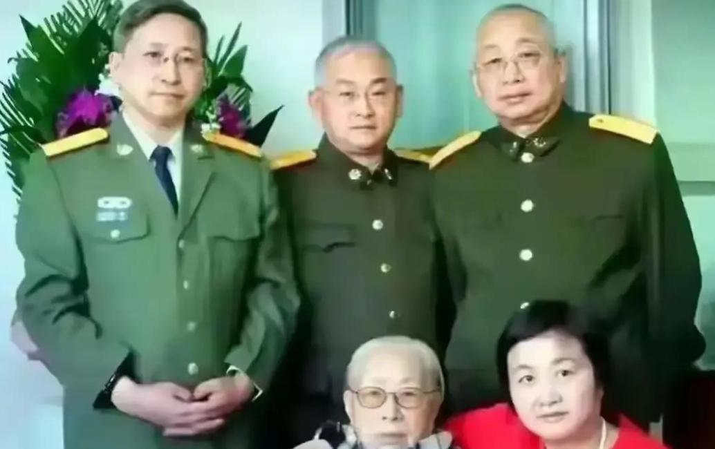 2010年，92岁的傅涯在病重弥留之际，她把五个子女叫到病床前，留下让儿女动容的