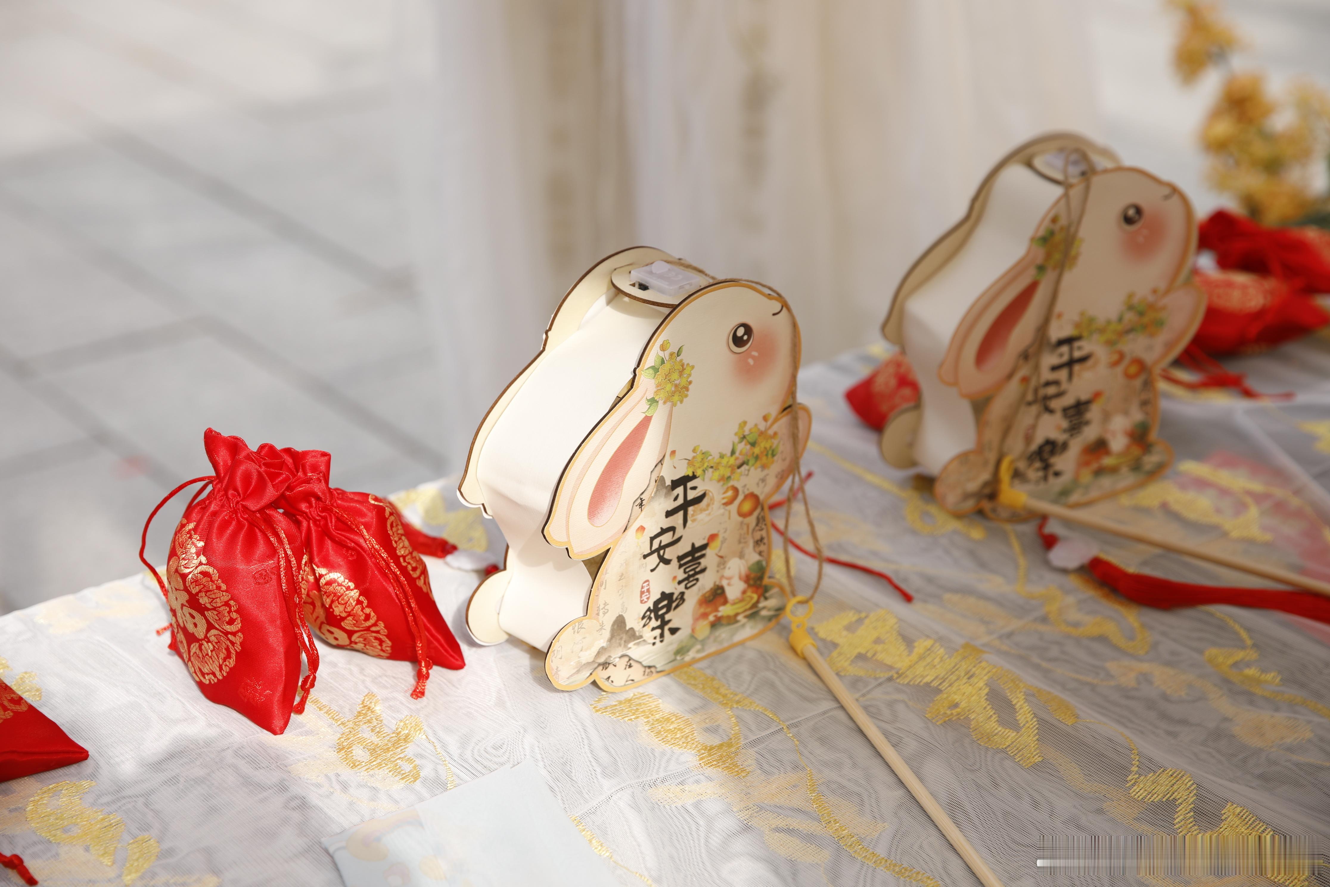 赴一场东北冰雪之约，铁刹山必须占有姓名！冰雪覆山如仙境，登高祈福添热闹，非遗市集