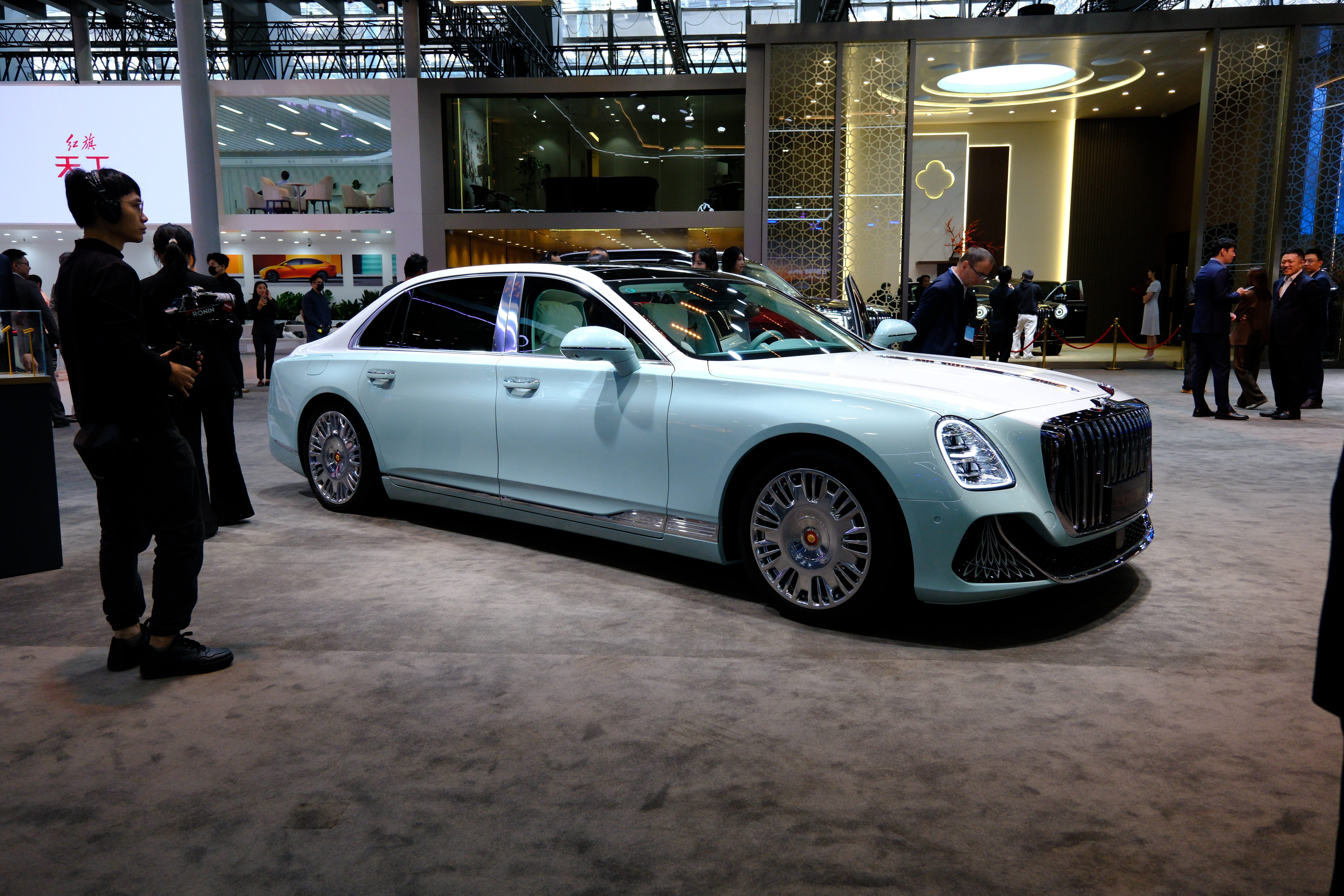 红旗金葵花国雅这名字起的很精准，这车确实是最雅的车。 