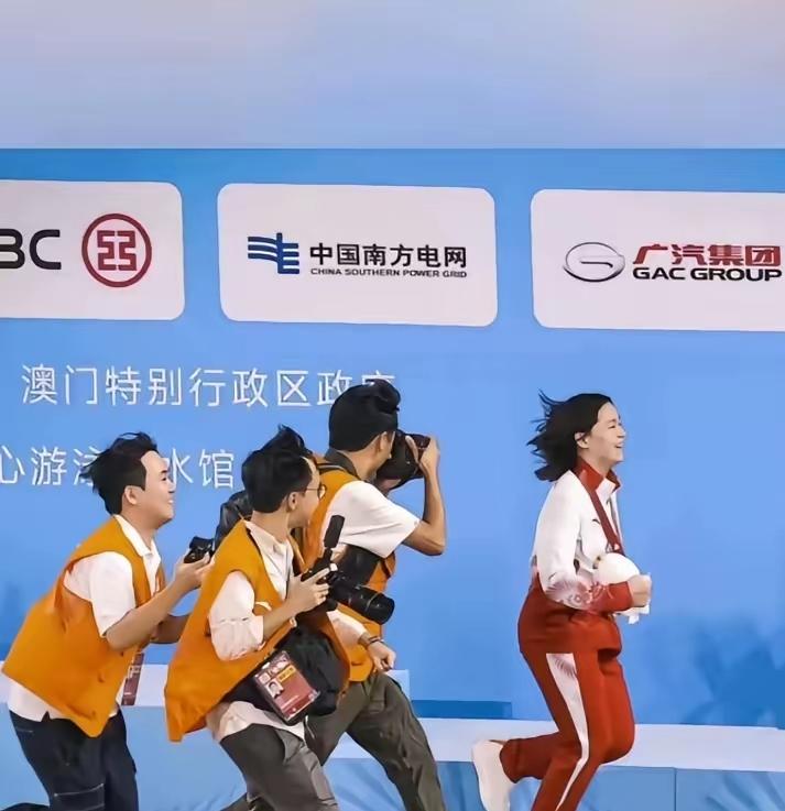 全红婵估计也没想到赛后这张照片会火出圈吧！乍一看这张照片平平无奇，
 
可越看越