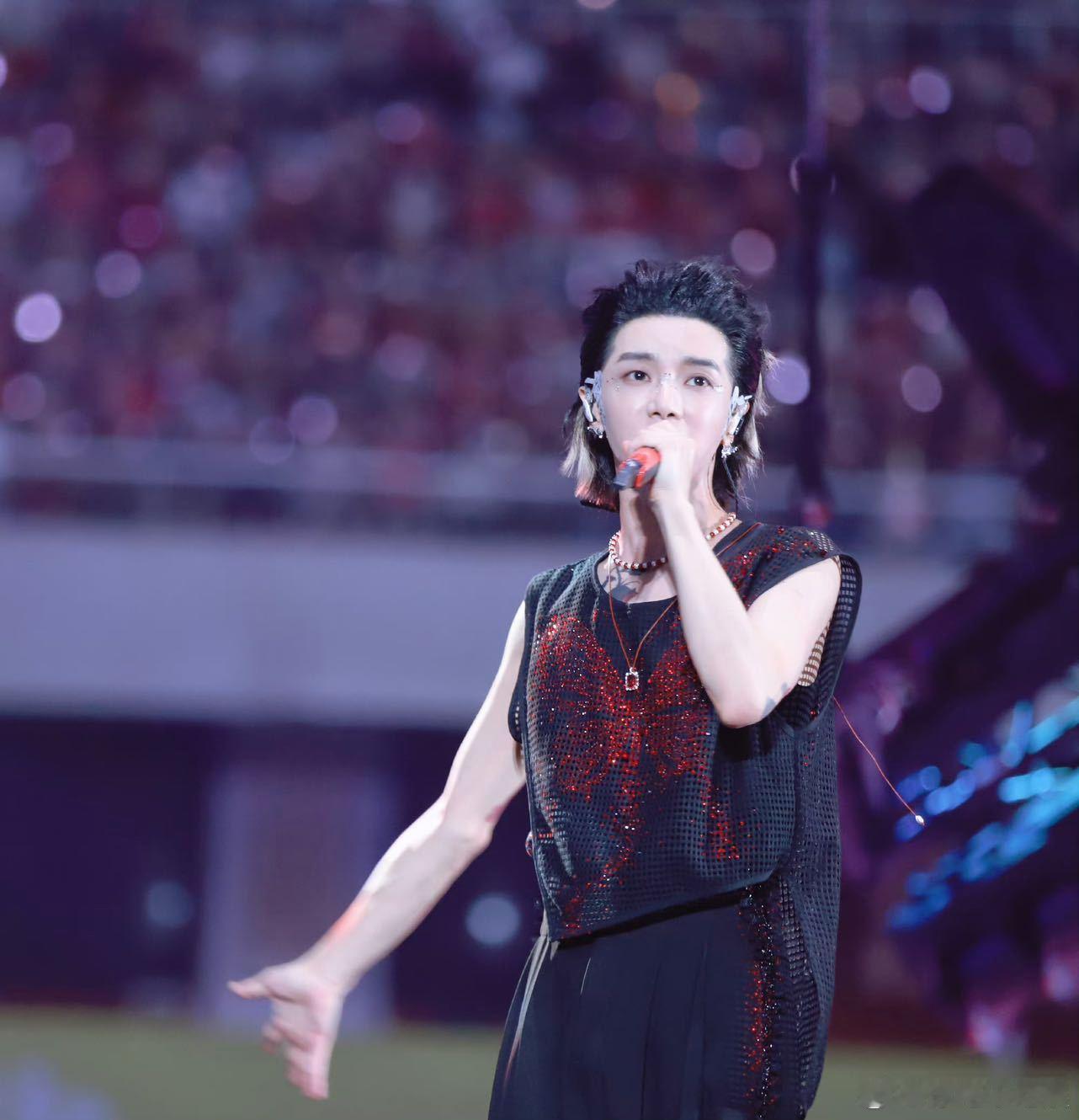 #华晨宇说不要再说我写的歌很难了#花花一直在尝试不同领域的歌曲，创新了许多曲目在