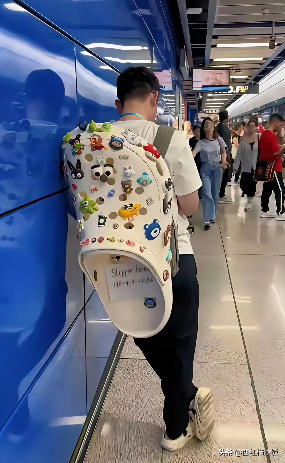 朋友说这是流动广告，我感觉这东西倒过来正好做买菜筐，大家看看是不是啊！