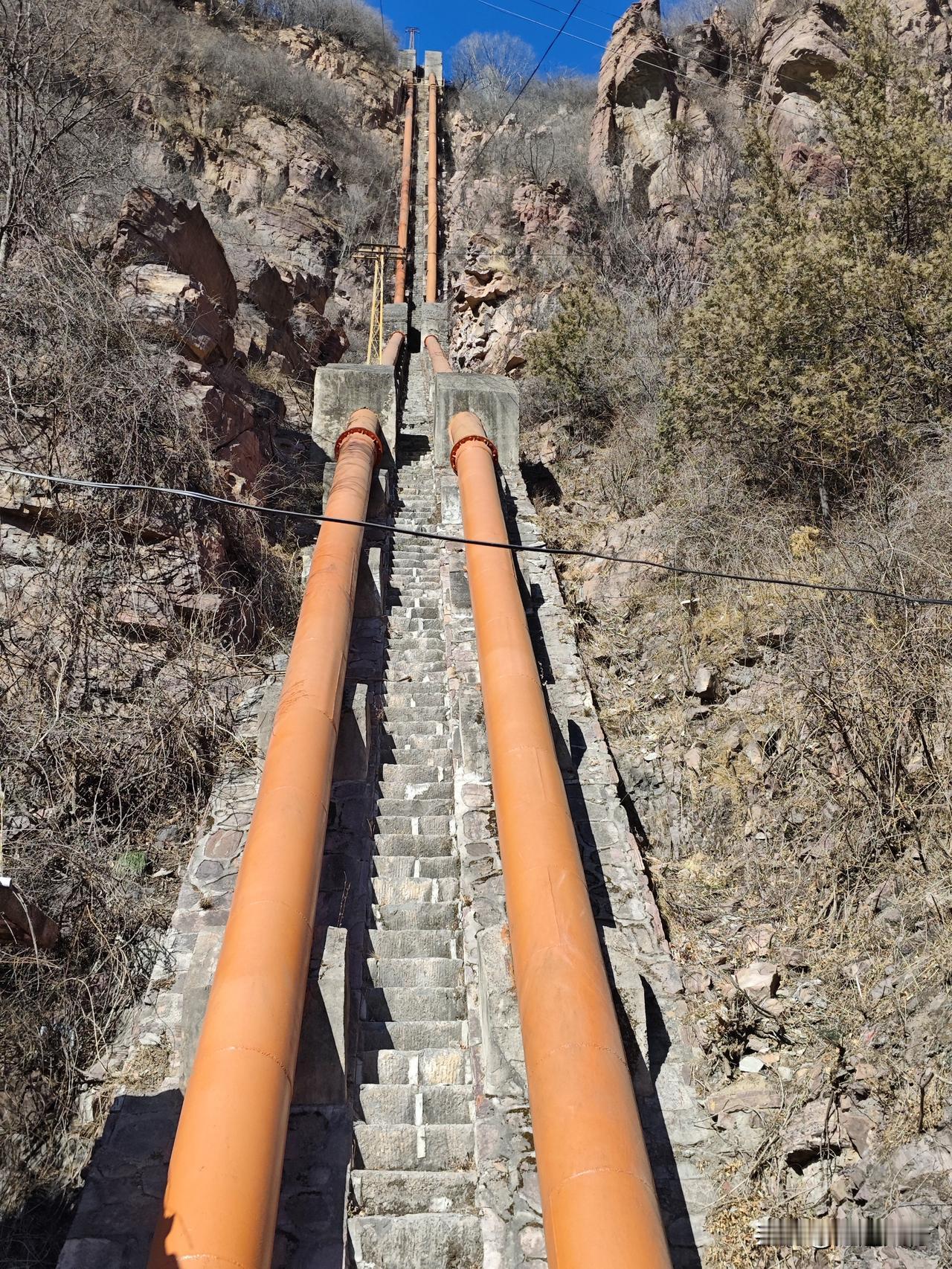 这能爬上去吗？位于陵川东双脑村与河南小坪交界处的东双脑水电站，两个粗粗的水管从高