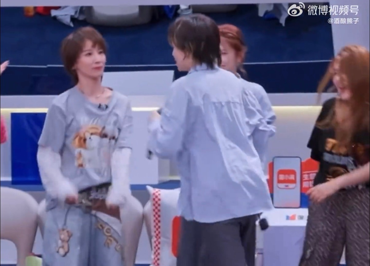 李斯丹妮把曾沛慈吓一大跳 李斯丹妮小考突然杀到，曾沛慈吓得一激灵，错过递麦，等着