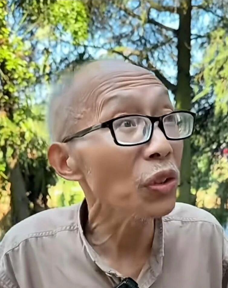 当年的博士，雄心壮志冲云天，想突破，想一鸣惊人。如今老了，却孤身一人，只能靠每月
