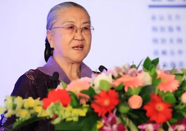 原国防部长耿飚的长女，一夜之间被查封了所有资产，她选择出走美国。在离开时她发誓：