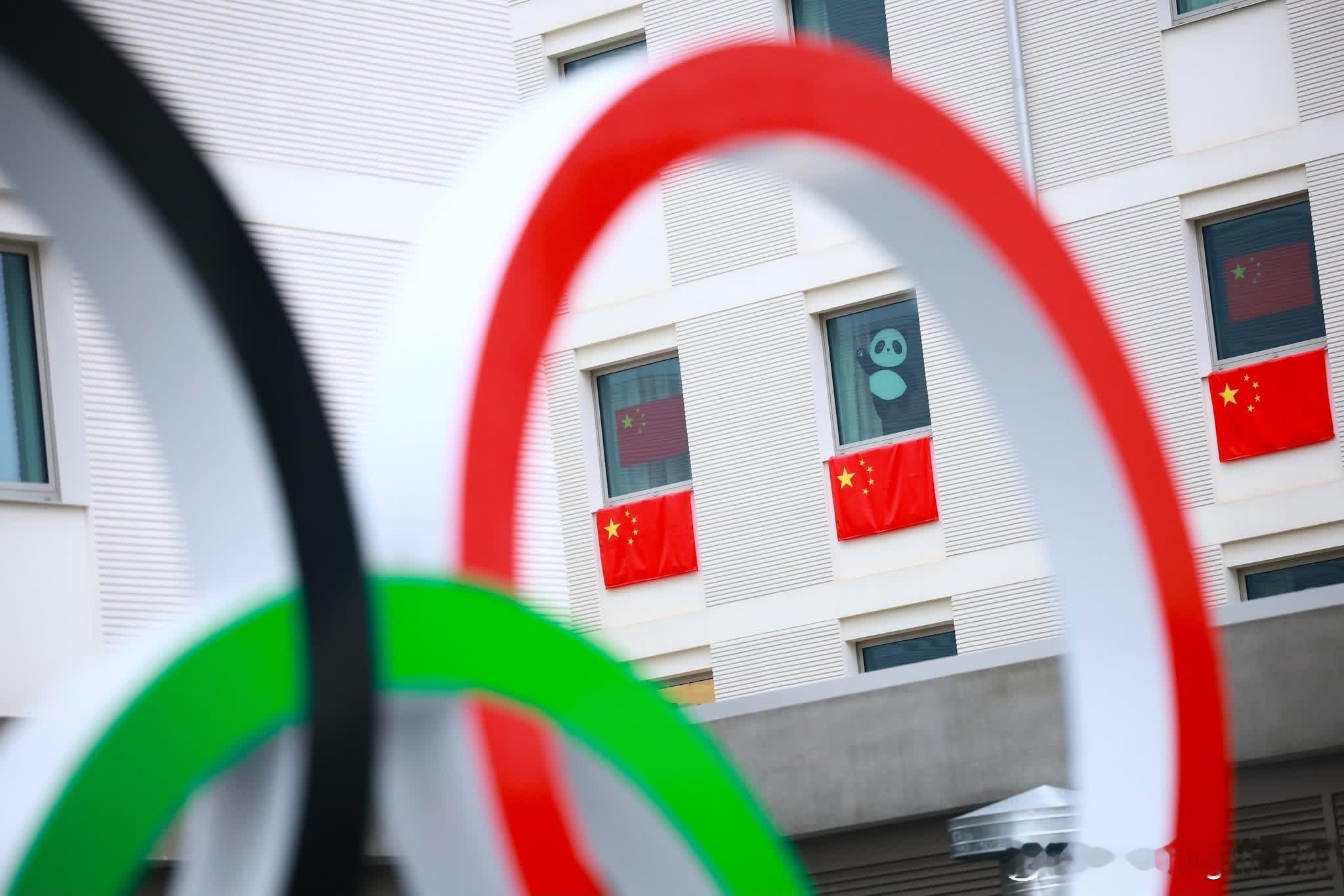 🇨🇳 “中国红”点亮米兰冬奥村 🇮🇹 