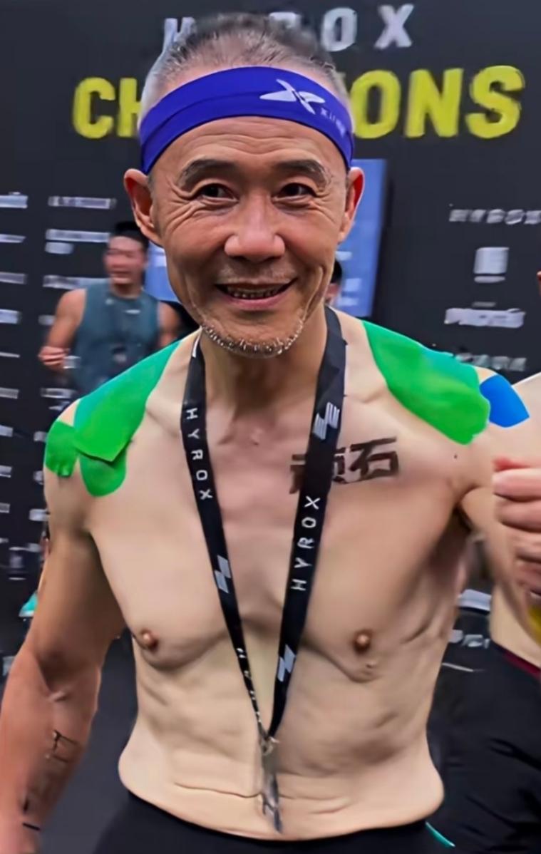 75岁的王石能有如此状态，真的够拼的，活出了精气神，是个狠人。

都说千金难买老
