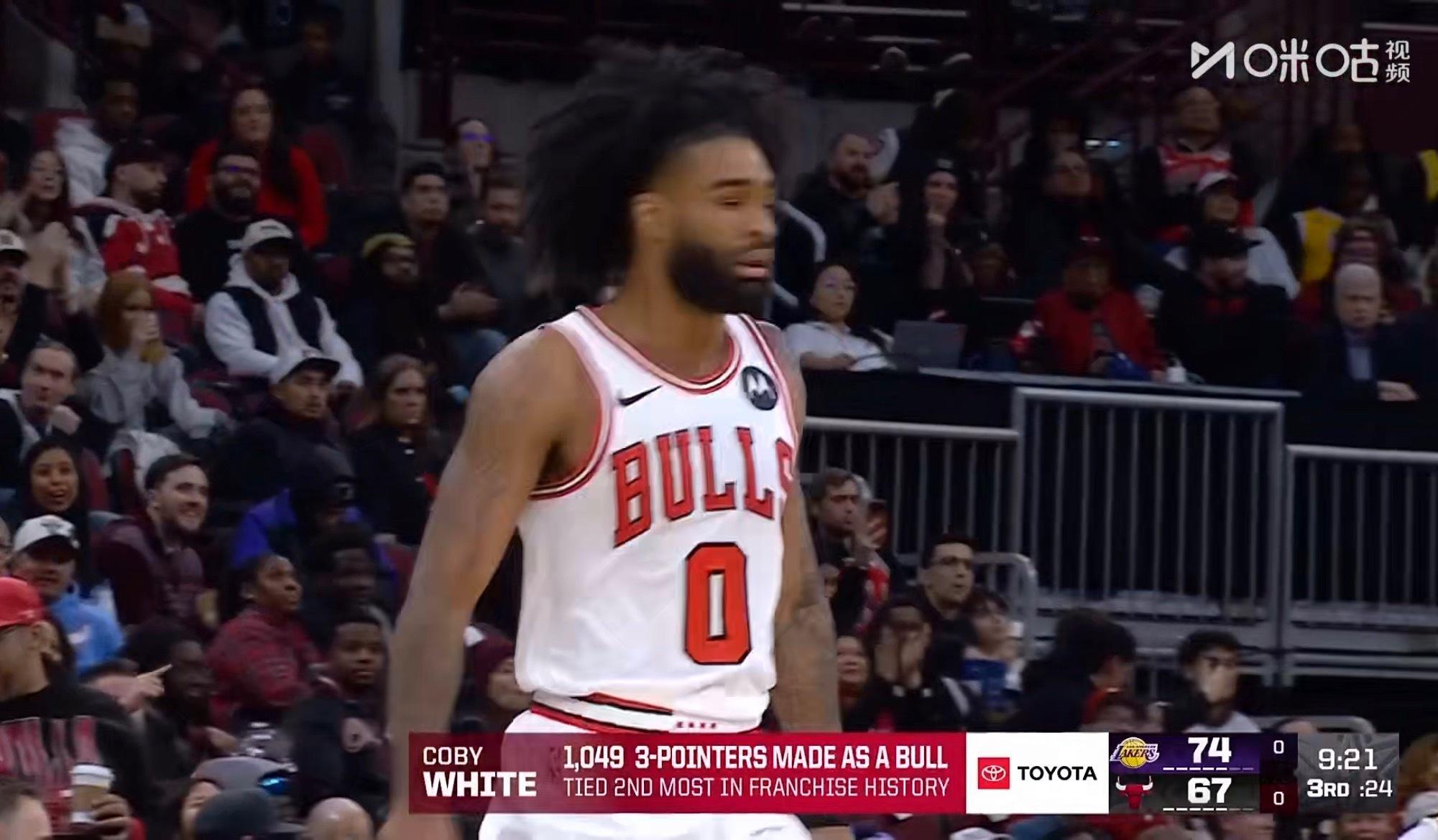 还是熟悉的味道，又来了？ 公牛队打出一波8-0的攻势，在第三节初将湖人队的领先优