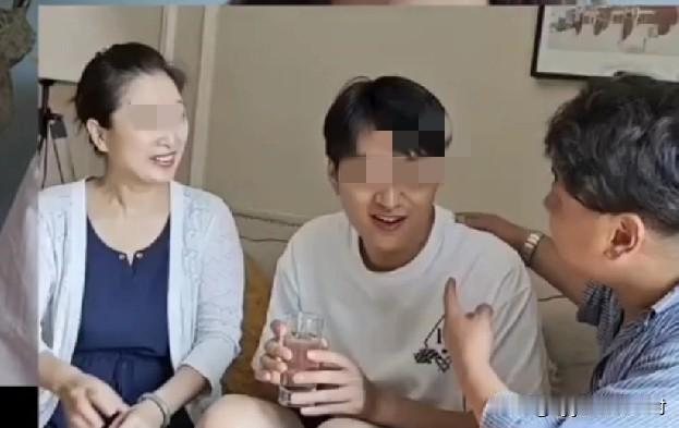 这关系好像有点乱，大家帮他们捋顺捋顺！放假了，女孩就带着男朋友高高兴兴的回家了！