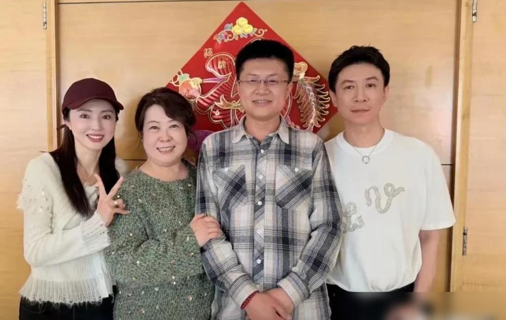 全网都在夸董璇高情商，新媳妇当得滴水不漏。可谁还记得，上一段婚姻里，她亲口承认，