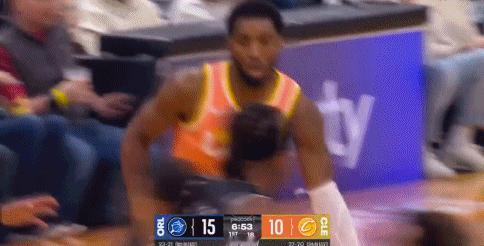 莫布里身体协调能力真棒啊
看看这球，莫布里右侧底角附近接球后一个逼真的假投直接晃