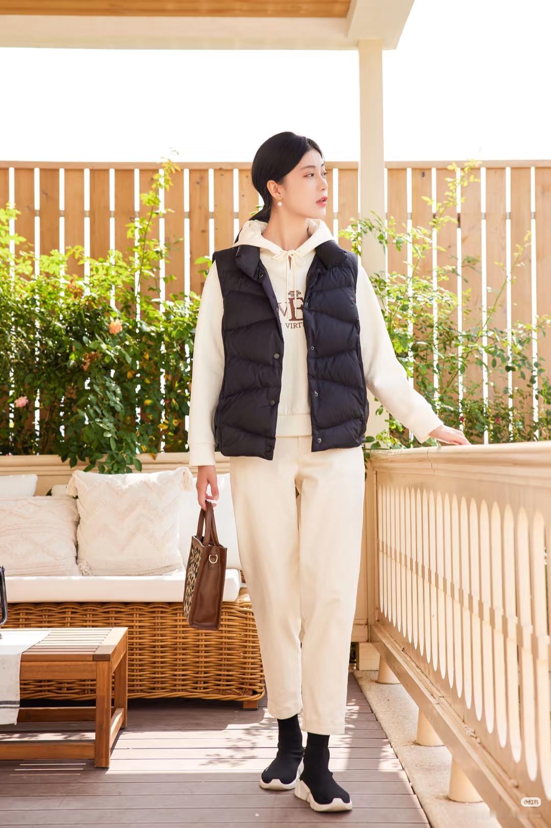 冬季选择卫衣和羽绒马甲叠穿，舒适保暖又时尚减龄，四五十女性穿上像姐姐一样。

在