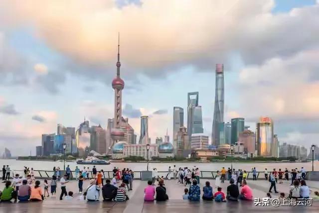 政府不直接限制外地人进入上海的原因是多方面的，主要可以归纳为以下几点：

1. 