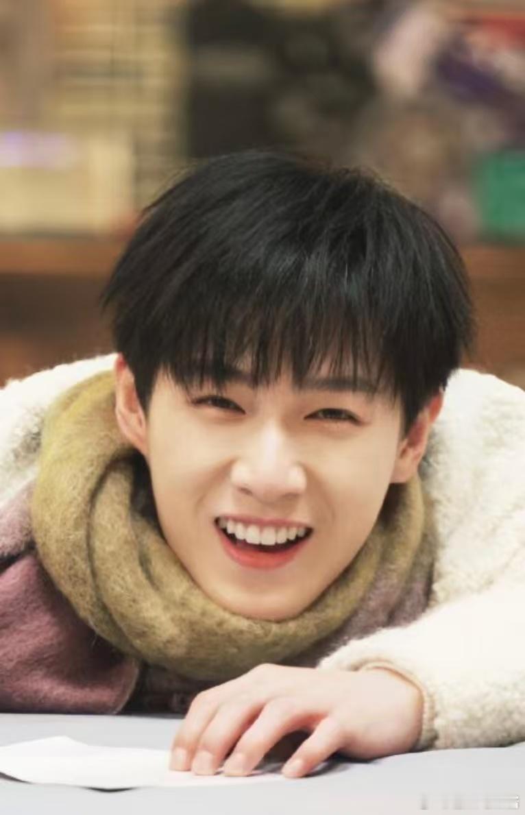 李昀锐直播过圣诞  李昀锐今天直播  圣诞直播造型大秀才刚过去，李昀锐今天的直播