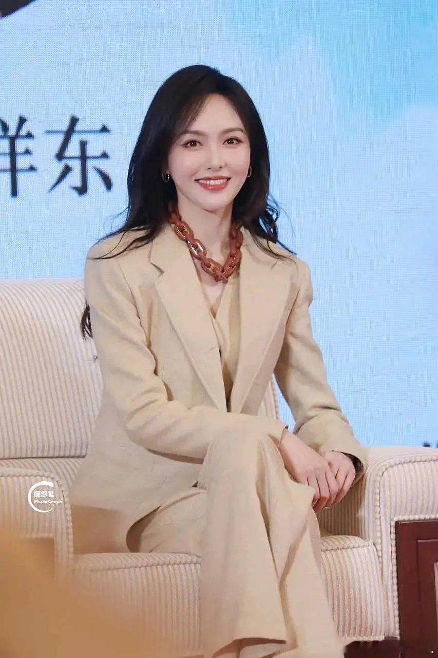 感觉唐嫣这个线下活动的生图真的非常的好看，状态也很好，这大概就是有钱有闲还有爱的