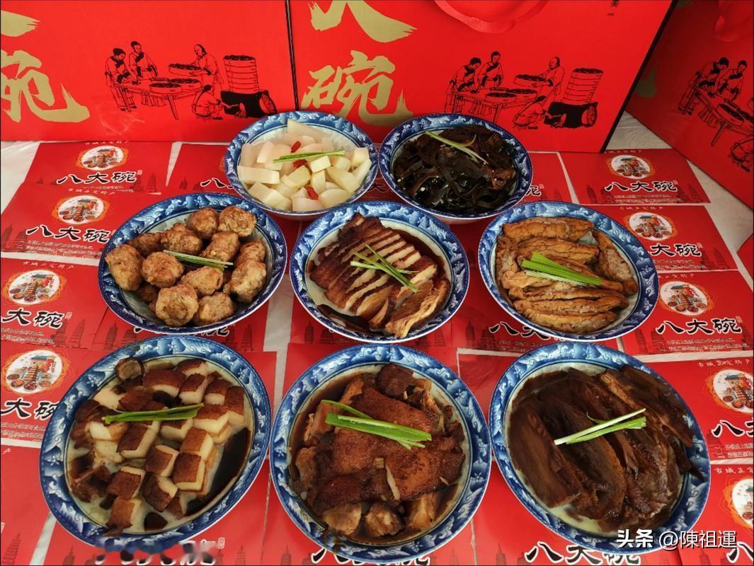 走进一家地道的天津菜馆，点上一套八大碗，每一道菜都散发着浓郁的天津风味。那色泽红