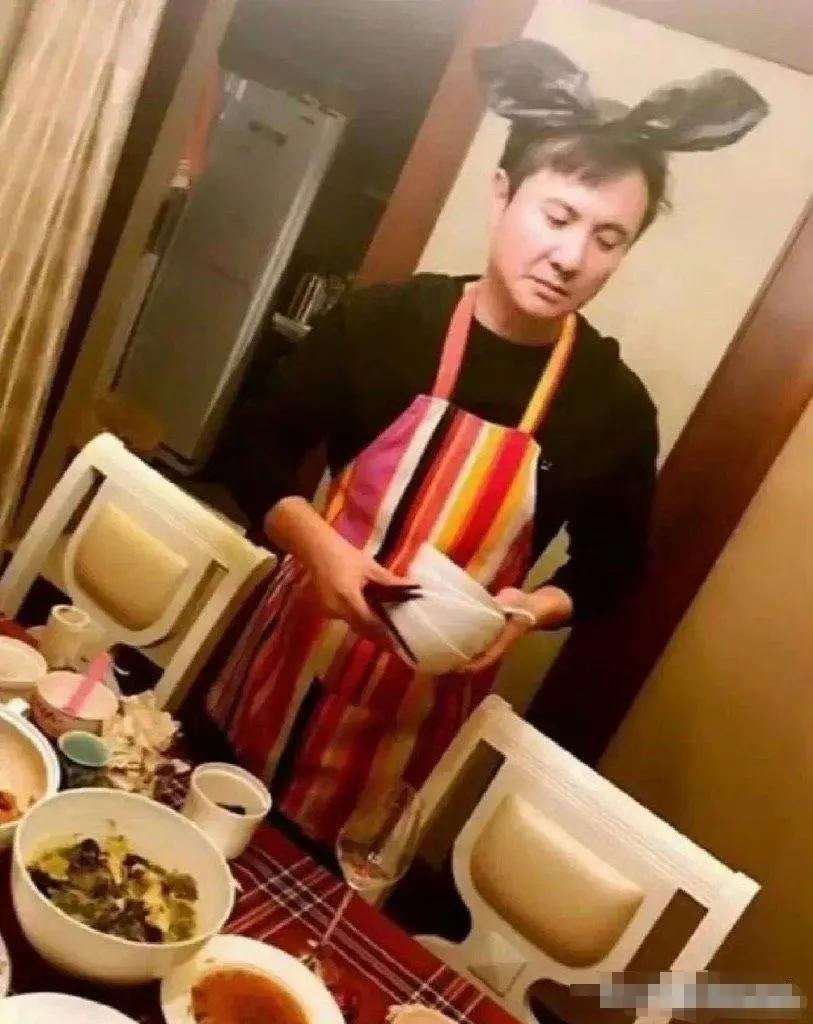 真没想到百亿票房的沈腾在家里还是个家庭煮夫！他做饭头上还带个蝴蝶结，听说他家在北