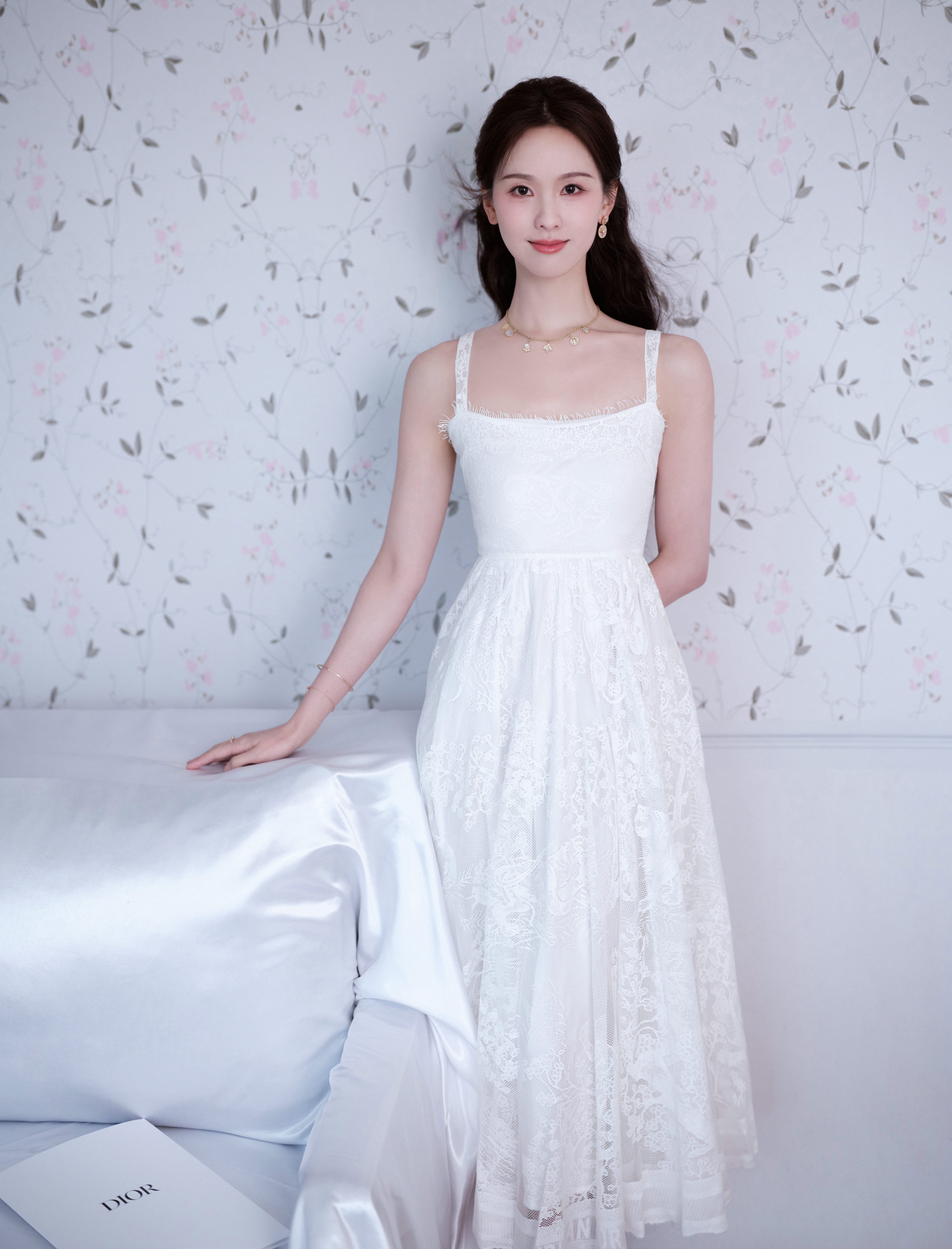 陈都灵[超话] 裁瓷色入摇曳，映鎏香满蹁跹。化妆：发型：摄影：Total Loo