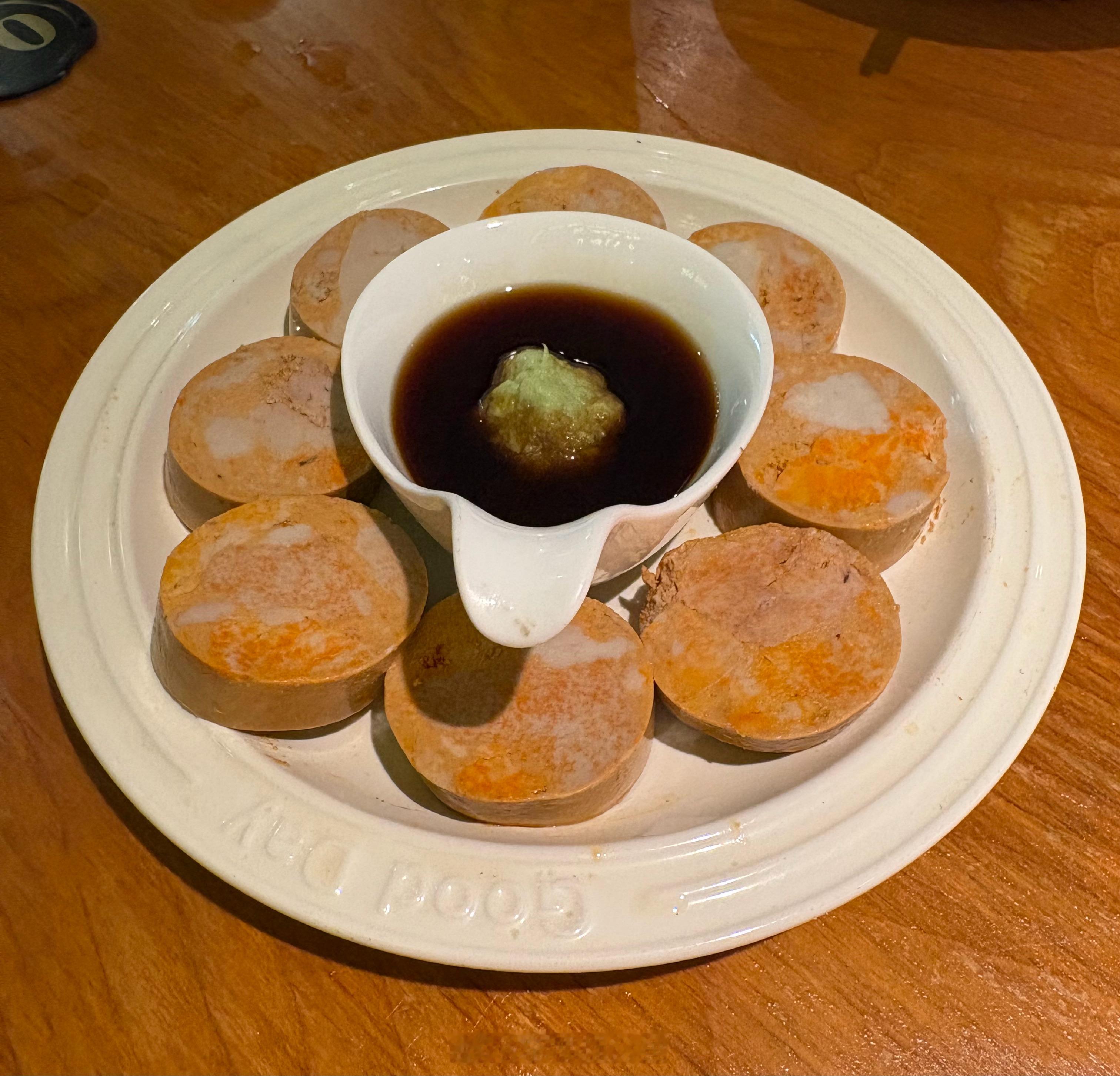 素有“海底鹅肝”之称的𩽾𩾌鱼肝（图为熟制塑形品），口感软糯绵密。欧洲、日本食