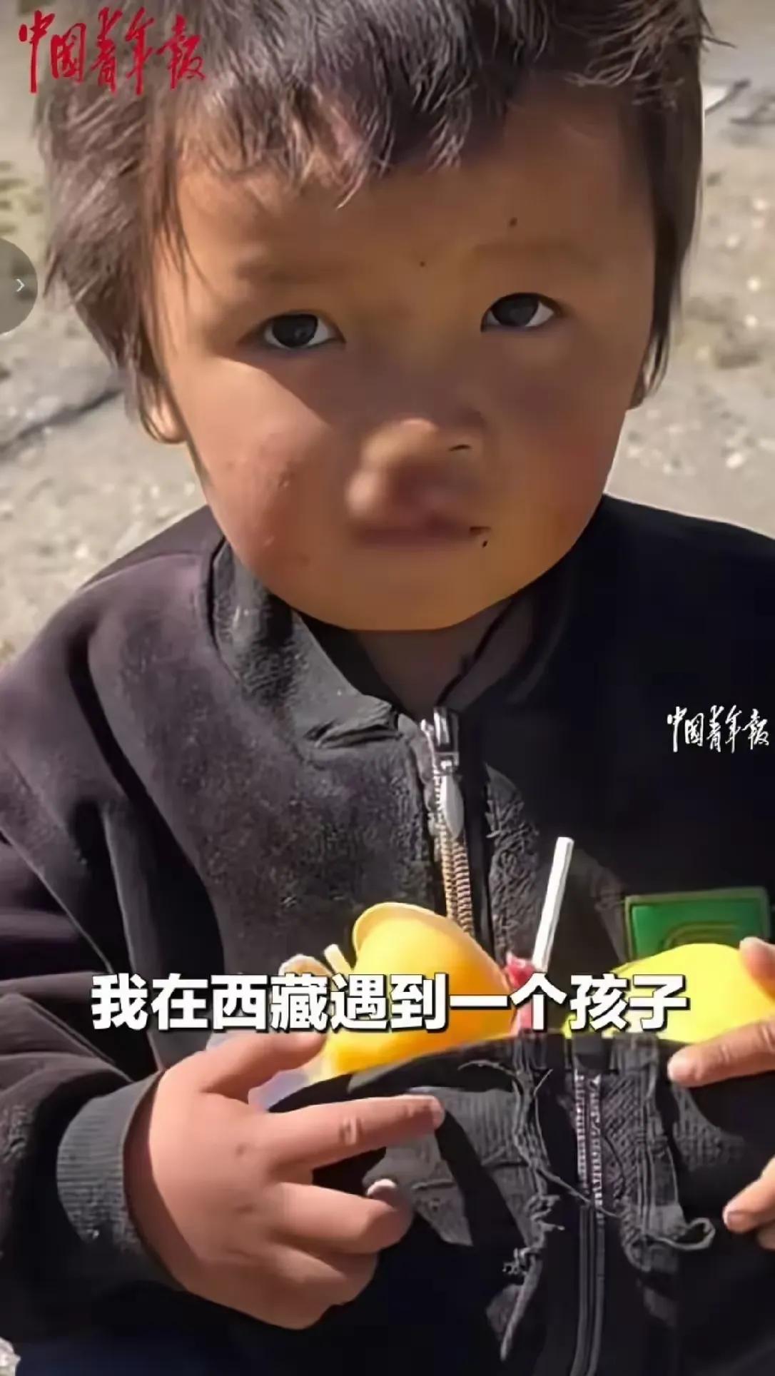 “积大德了！” 西藏日喀则，一名女子去旅行时，偶遇一位唇腭裂严重的男孩，他安静站