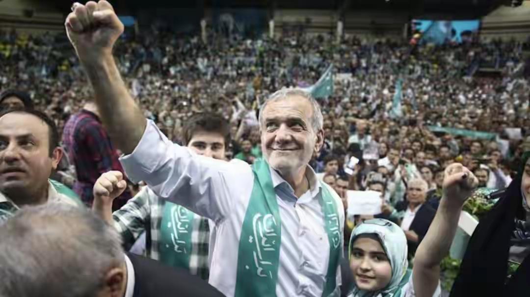 佩泽希齐扬一张照片，他有着春天般的笑容，朝气蓬勃，画面好欢乐。