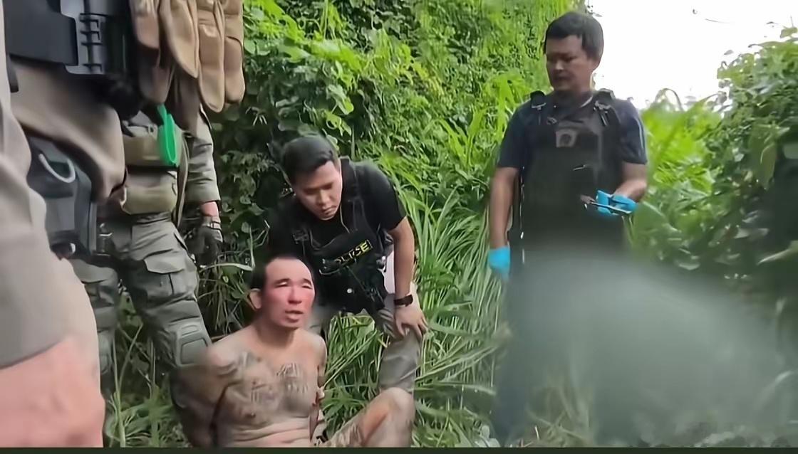 这两个劫匪也是没脑子，劫谁不好，偏偏选择抢劫俄罗斯的这对姐弟，他怕是不了解普大帝
