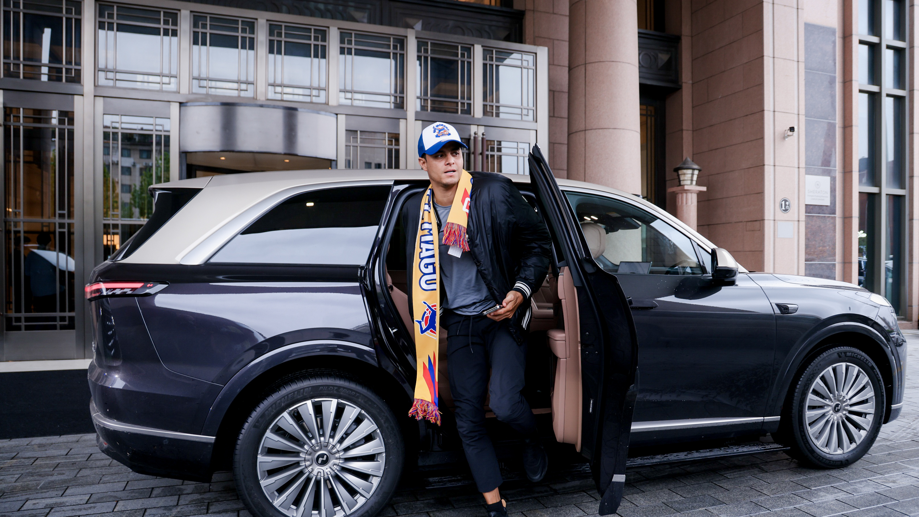 上海给莫队独有的仪式感莫队回沪，全城沸腾！球迷深夜接机，GIO笑容依旧。2026