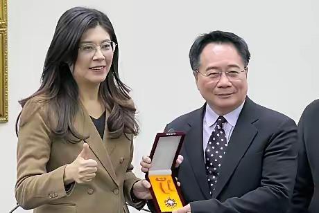 郑丽文给蔡正元颁发勋章显示了什么？

这事儿太有说道了！郑丽文在国民党中常会，隆