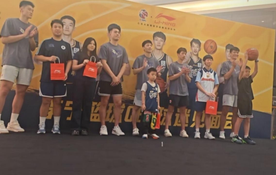 广东宏远俱乐部，可能在CBA联盟的球队里，对球迷最溺宠的球队？
看球队的公关部，