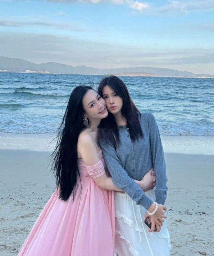 钟丽缇晒出与小女儿Cayla的海边合照，画面超养眼，张凯琳不愧是号称最美星二代，