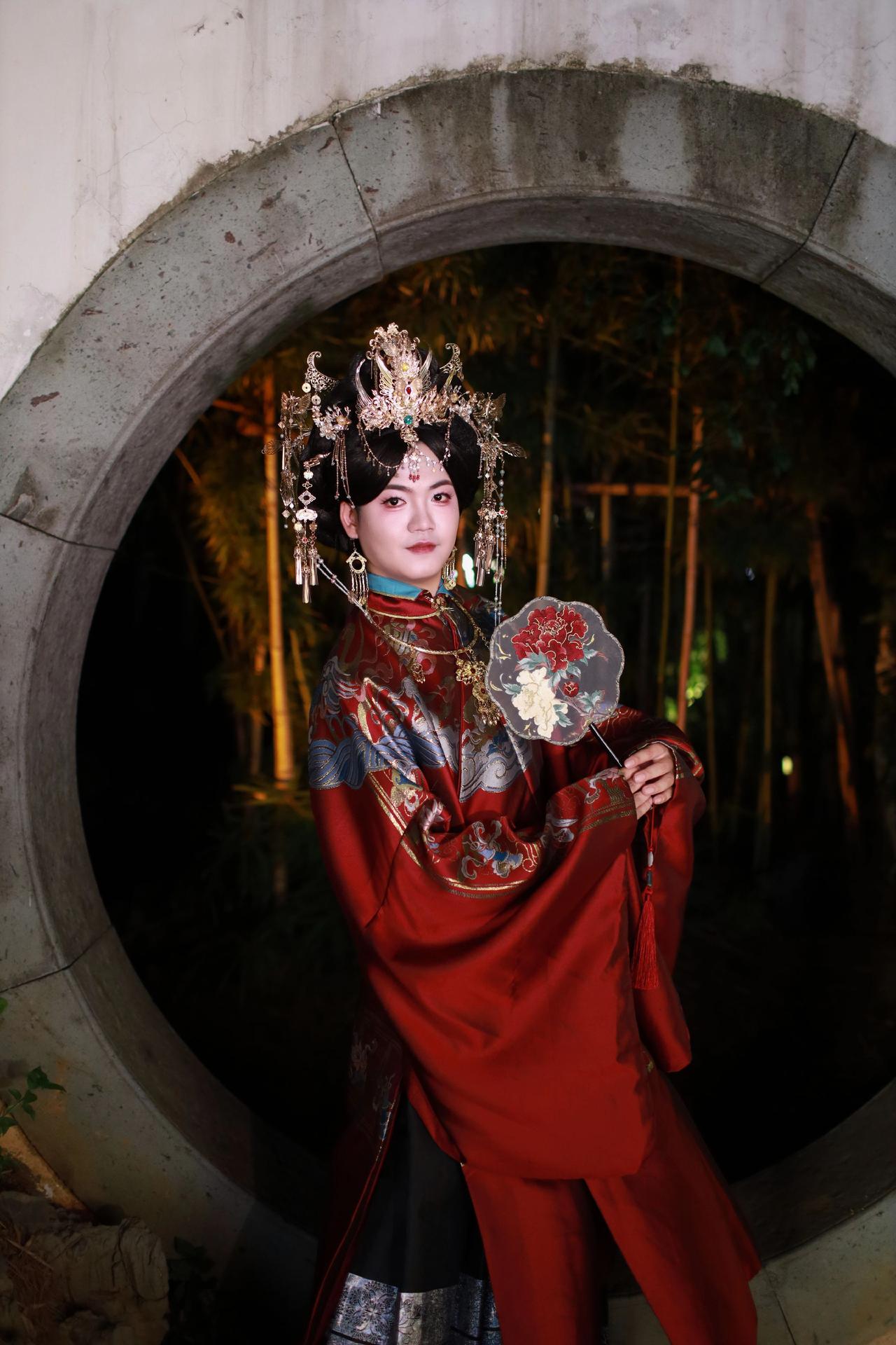 雄兔脚扑朔，雌兔眼迷离，双兔傍地走，安能辨我是雌雄。汉服文化推广 一个人的凤冠霞