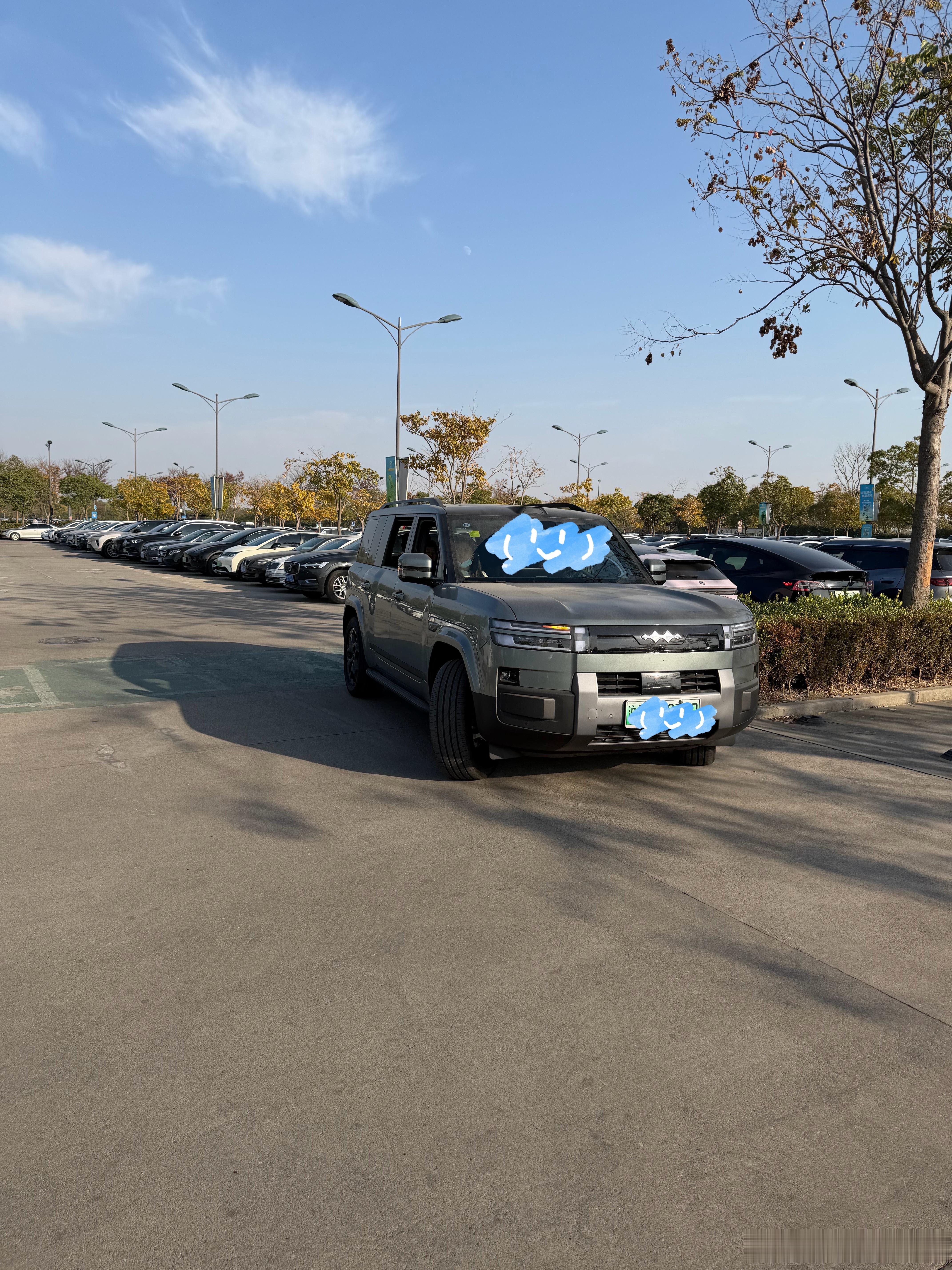 现在上海马路上的方程豹肽7是真的好多啊，11月份交了2.4万台车，能见度真的高。