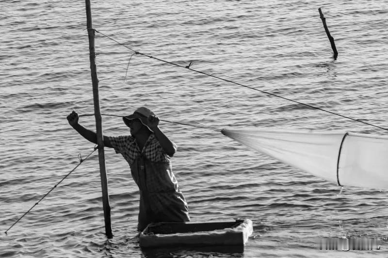 海明威曾写过一个渔夫。暴风雨前，所有人都忙着加固渔船，他却把最后一块防水布盖在码