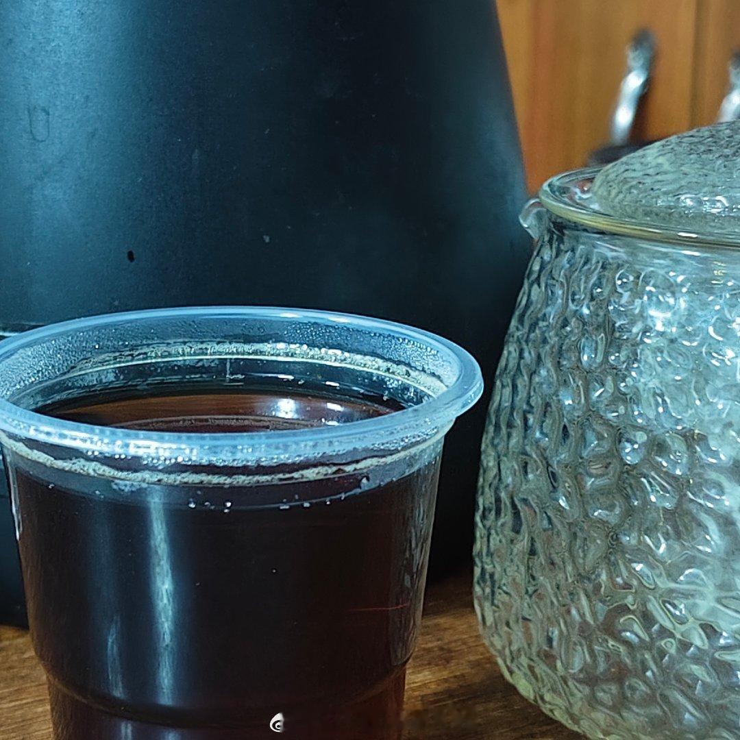 看我蔫了一天，三舅给我捯饬了一杯小甜水，说我喝完睡一觉明天起来就又是一条好汉。我
