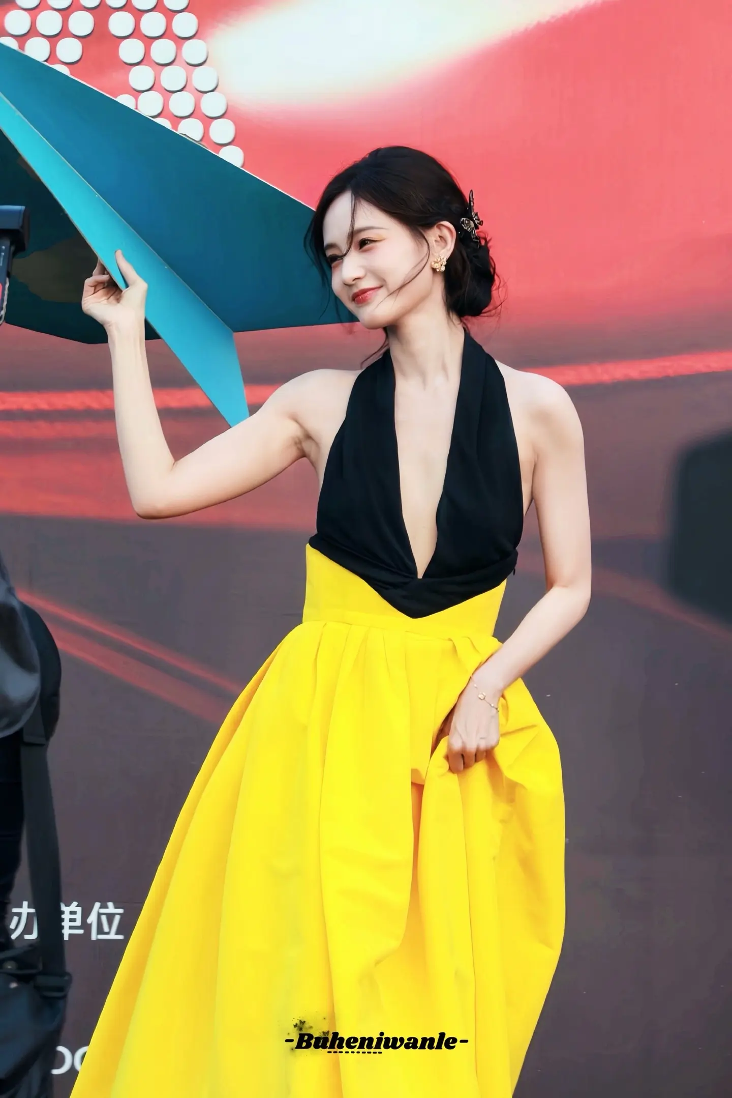 不愧是正缘 连拿的物品都是互补的。