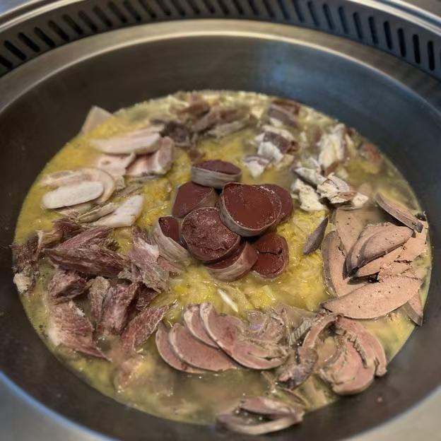新鲜的猪肉灌制的血肠滑嫩不腥，配上肥瘦相间的五花肉慢炖肉汤浓厚醇厚，五花肉肥而不