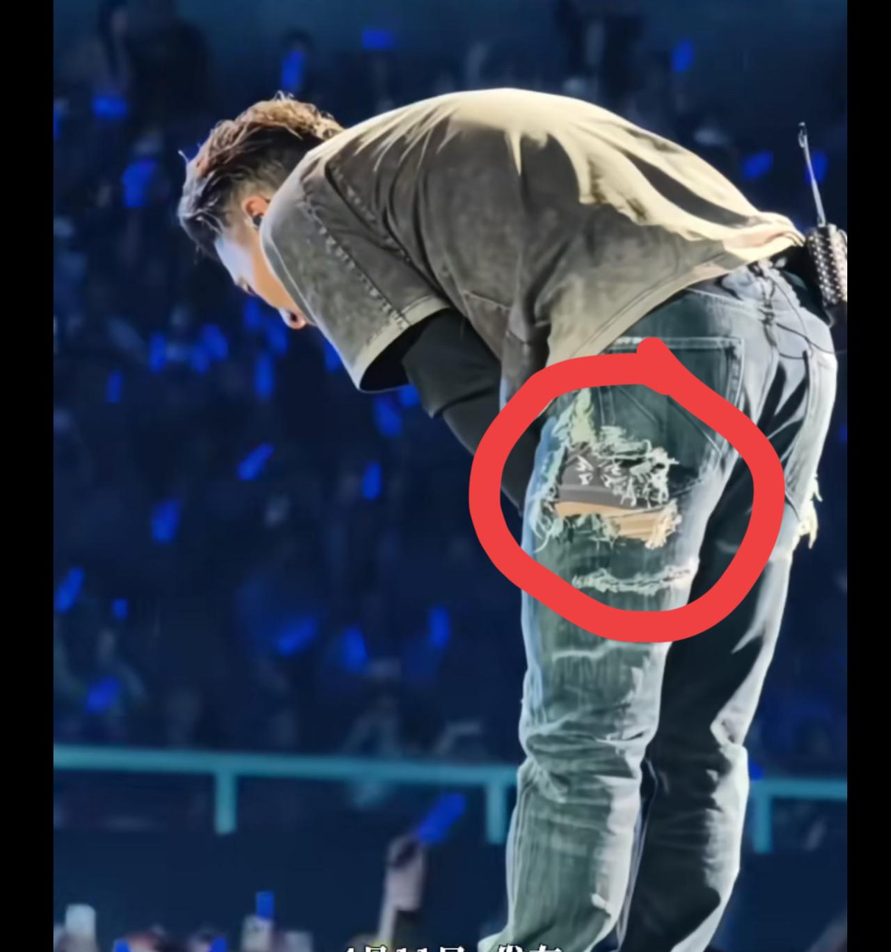 辣眼睛！
谢霆锋破洞牛仔裤“不小心”露出的平角裤，居然是为了秀恩爱的。在演唱会上