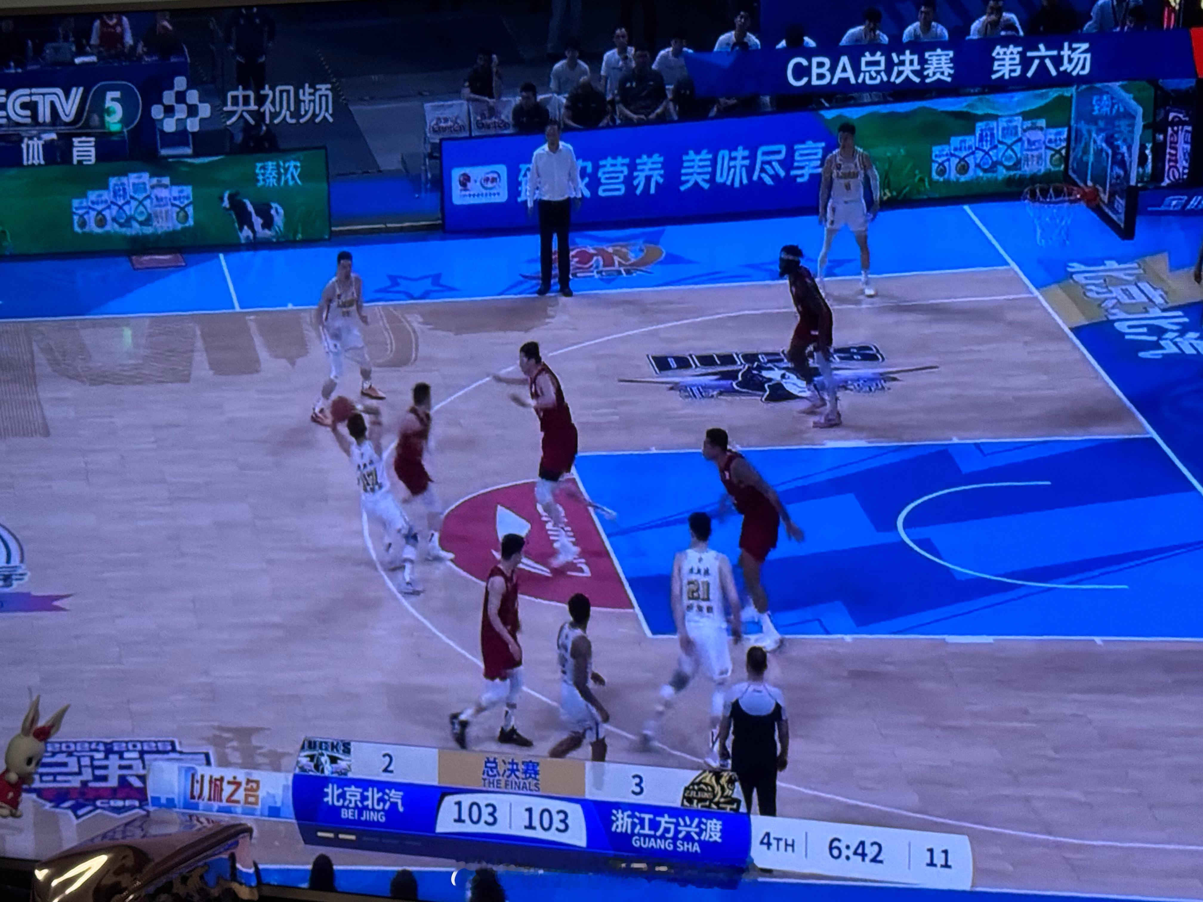 有年头没看北京队打球了现在这套阵容比当年城市英雄带领夺冠时候更完整但是缺点领袖精