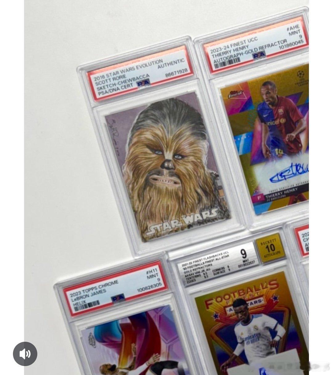 👀 F1车手汉密尔顿晒出自己收藏的球星卡，其中包含了身穿巴萨球衣的亨利，和身穿